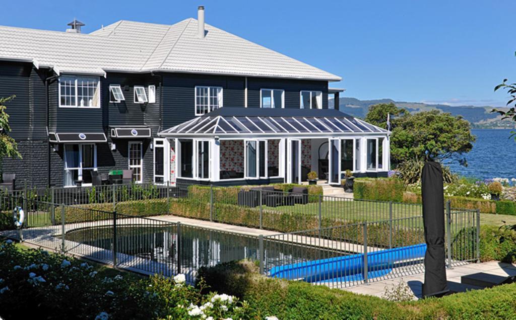 Black Swan Lakeside Boutique Hotel Rotorua Bagian luar foto